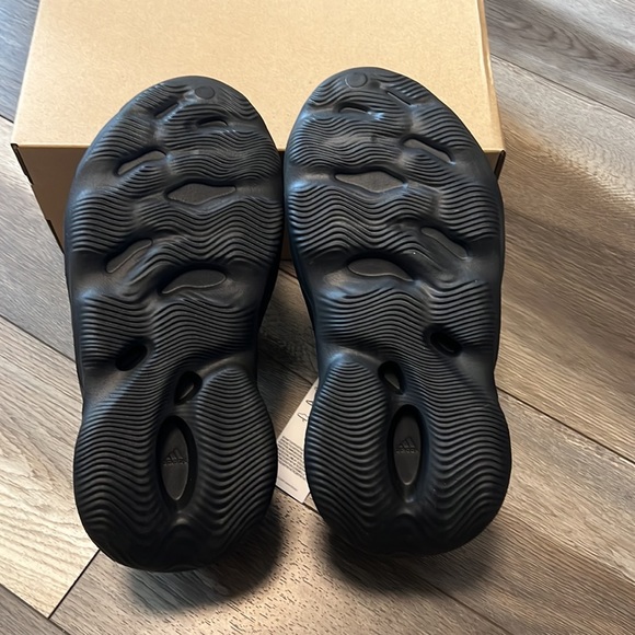 YEEZY FOAM RUNNER - Picture 6 of 9